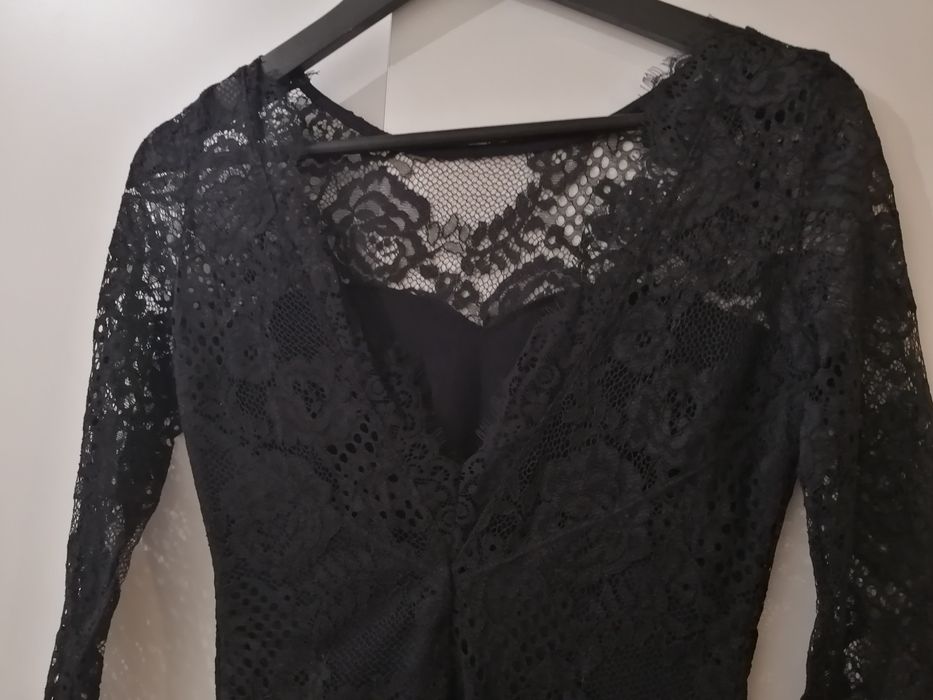 Черна и червена рокли – елегантни/официални