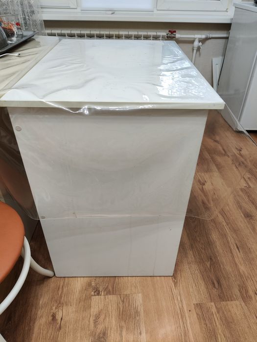 Стол не большой высота 75 см, ширина 75 см, глубина 50 см