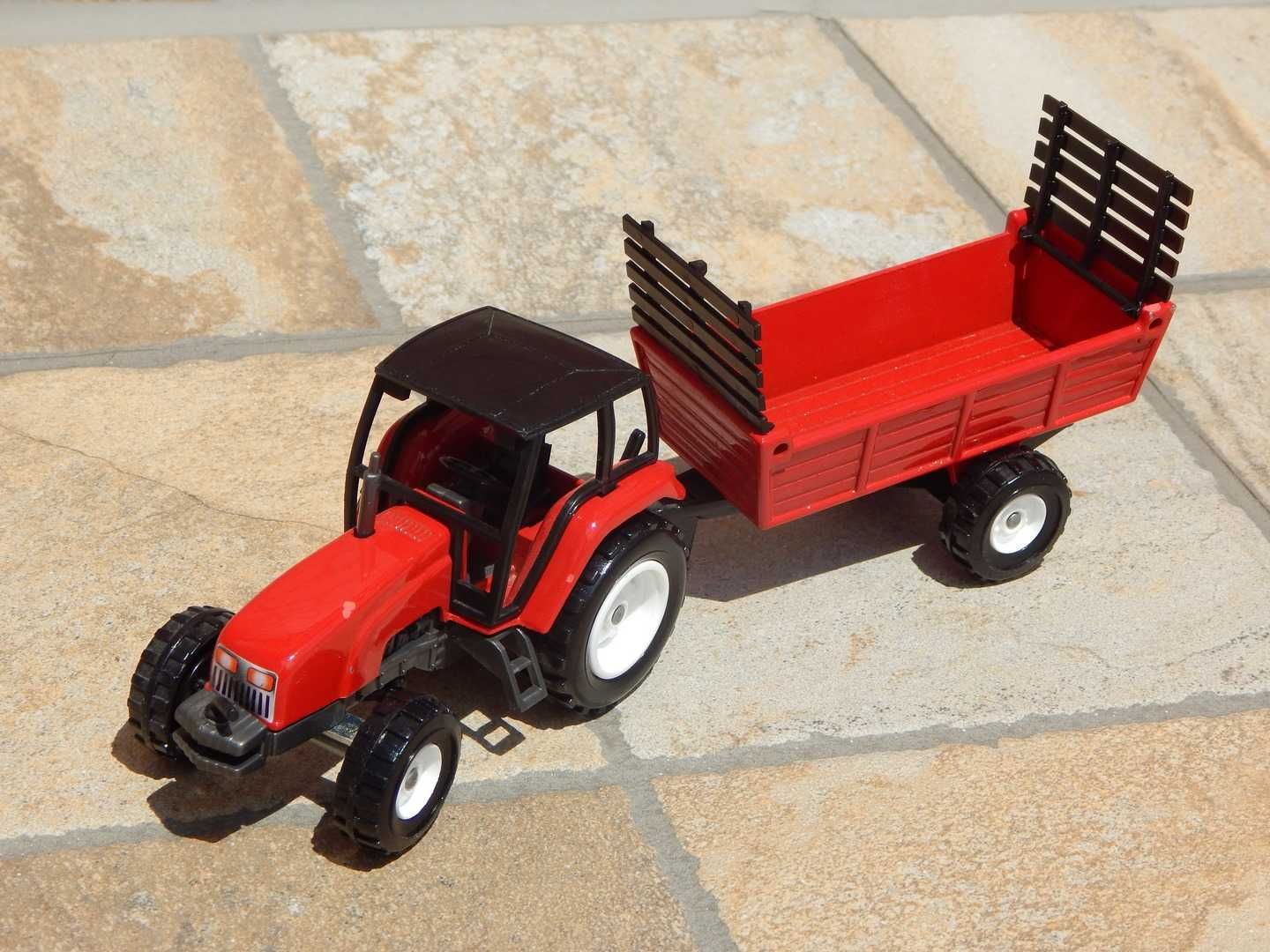 Macheta tractor agricol cu directie + remorca metalic Majorette 23 cm