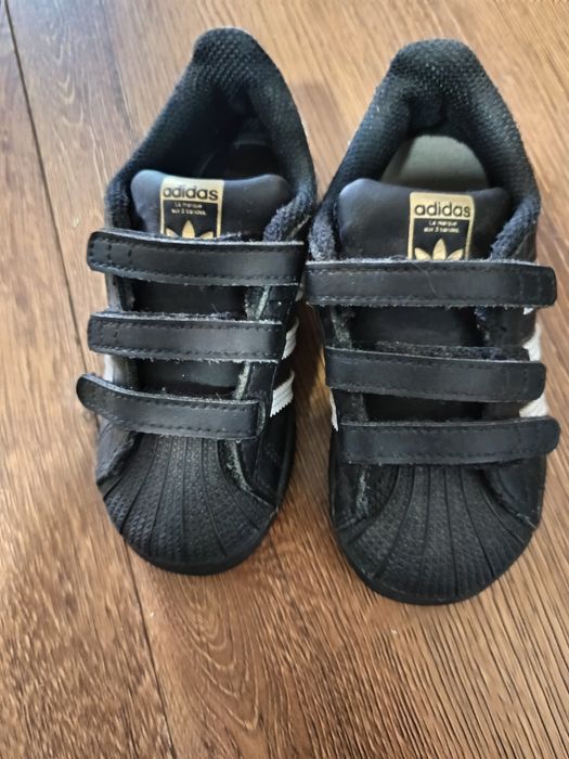Vând adidași mărimea 25