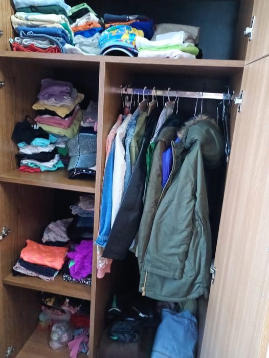 Vând colțar plus fotoliul care se și adaptează la colțar. Dulap