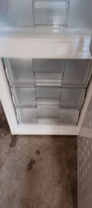 Vând frigider arctic,folosit,îngrijit,spatiu foarte mare de depozitare