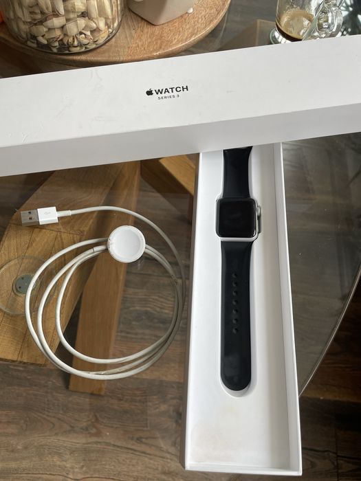 Apple Watch Series 3 (38 мм) + оригинален комплект и много каишки
