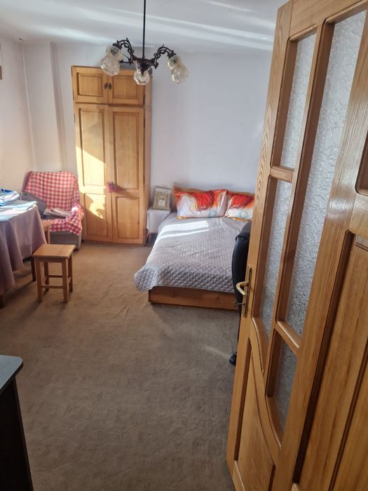 Vand garsoniera etaj 1 vizavi de liceul Tudor