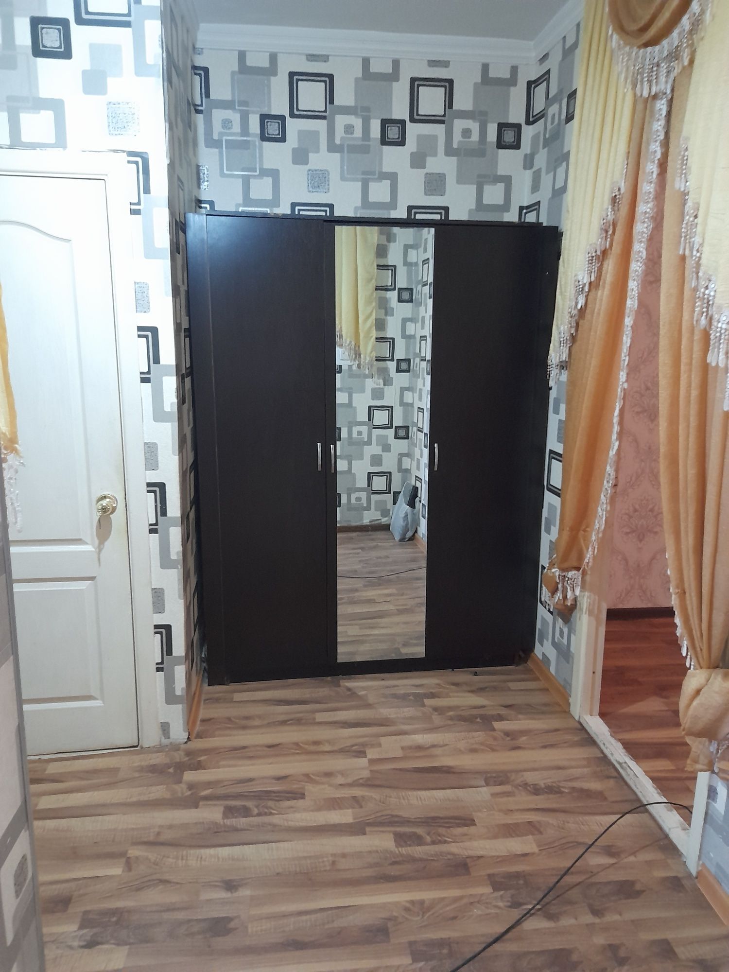 2x kvartira sotiladi Chirchiq tankoviy yonida