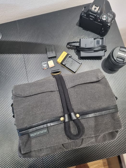 Canon 250D + obiectiv kit si alte accesorii