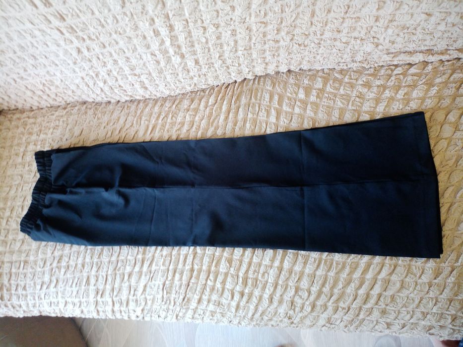 Продам новые школьные брюки для девочки