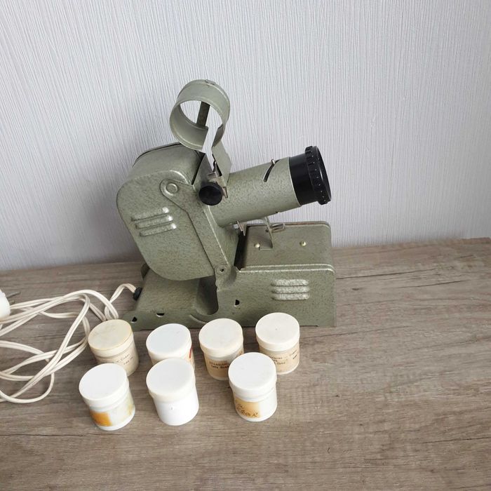 Прожекционен апарат с 7 броя детски филмчета за прожектиране