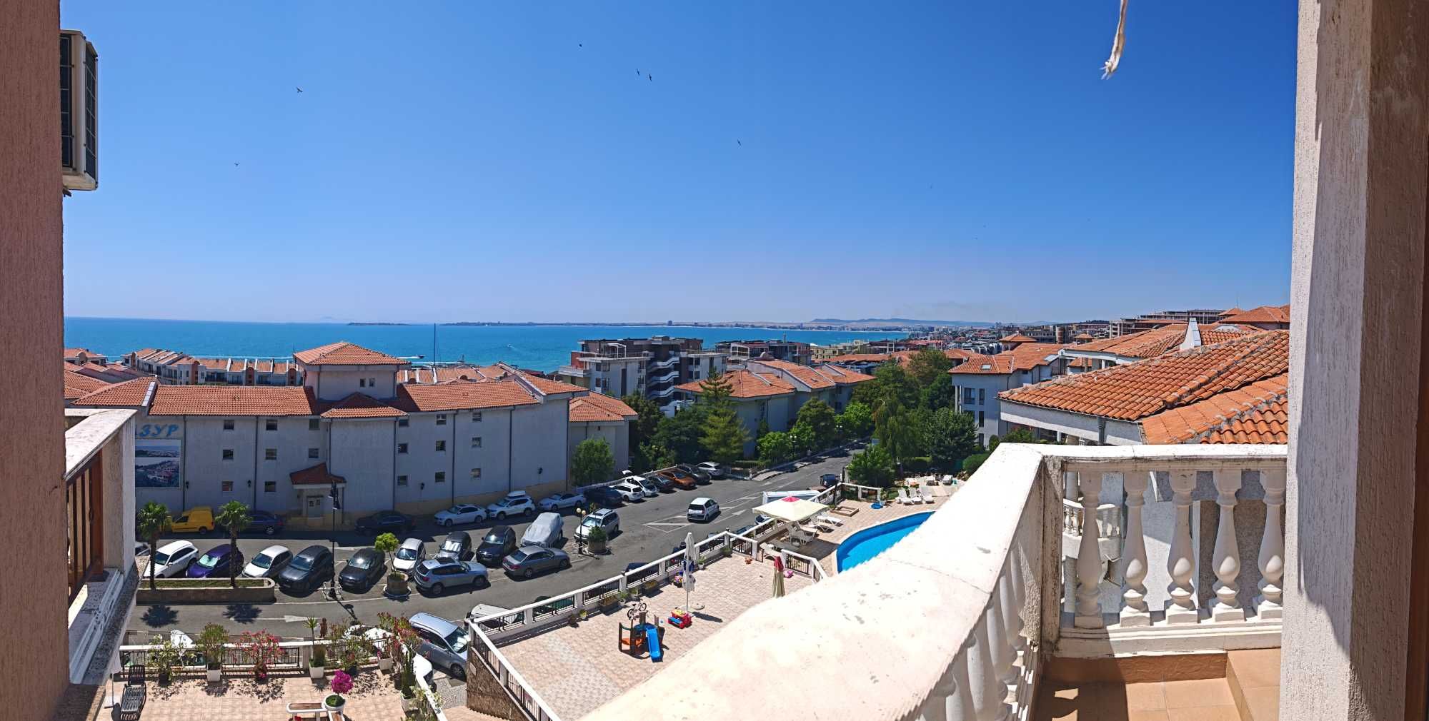 Панорамен вид море и планина, топ локация, 2 спални, 2 бани.