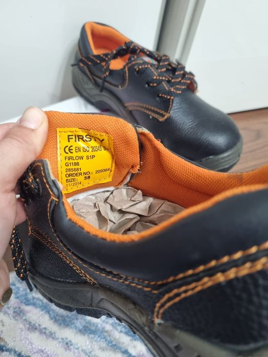 Vând bocanci cu bombeu