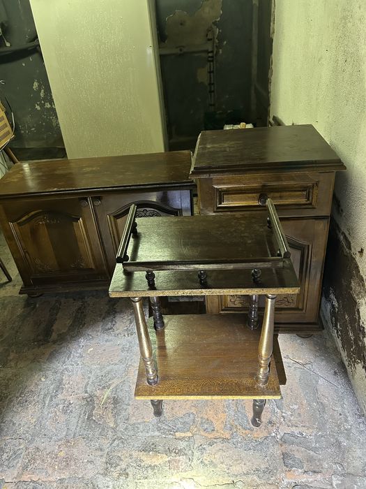 Стара шевна машина, шкафчета,стар телевизор и огледало.