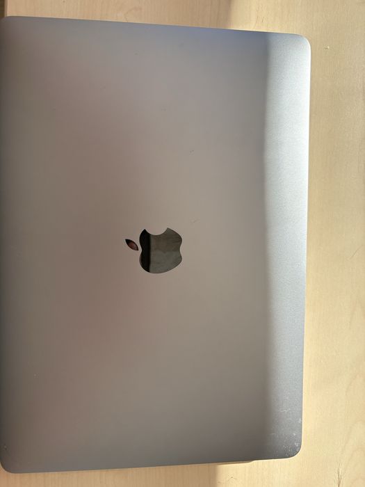 MacBook Air 13”, CPU Apple M1, 8 cores CPU si 7 cores GPU, 8GB, 256GB