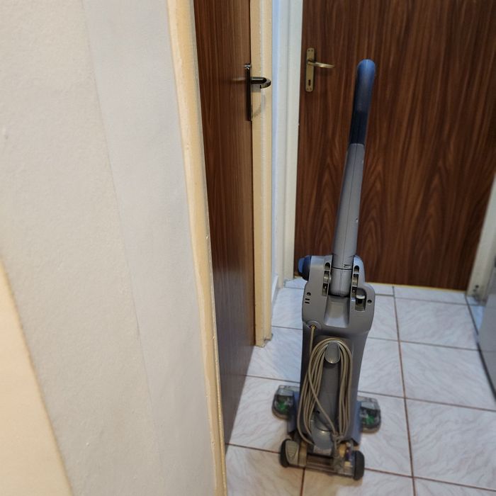 Aspirator vertical cu fir FloorMate