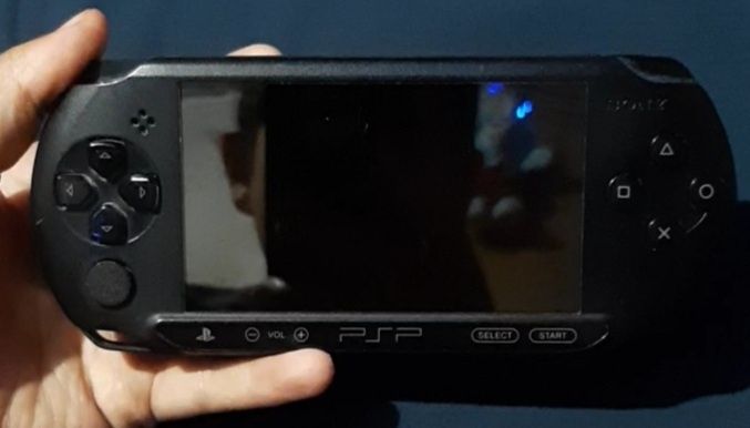 Vând psp street în stare bună impecabil model 1004 cu 10 funcționabil