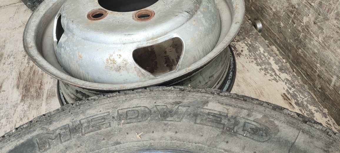 Продам 2 запаски на газель