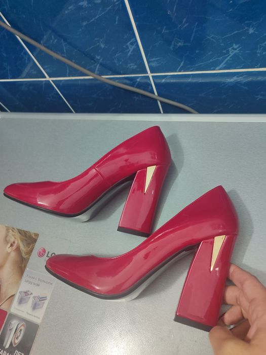 Продам шикарные красивые красные туфли