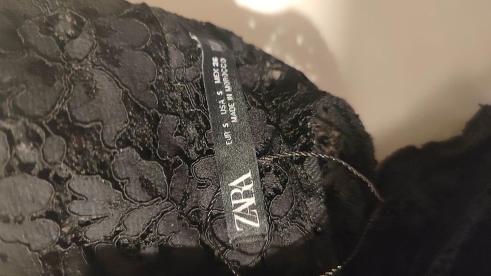 Rochie cu dantelă Zara
