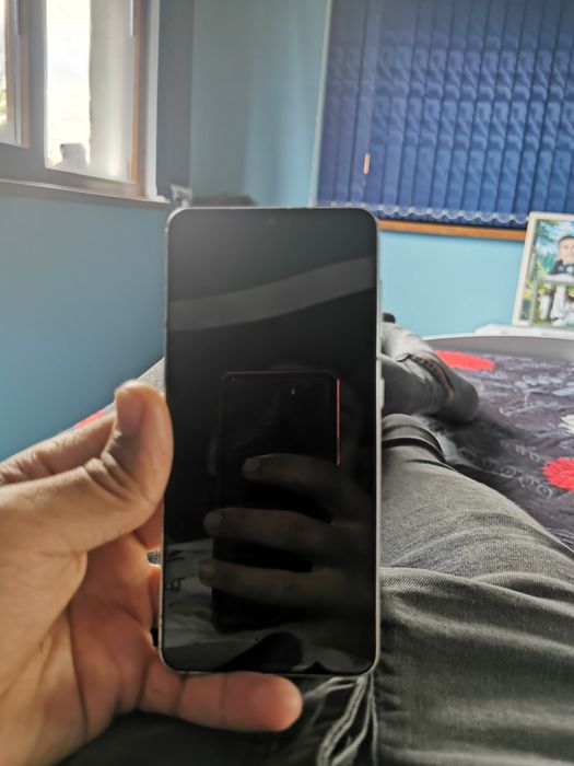 Продавам Samsung S21 5G