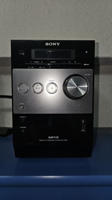 Vând combină mini-sistem Sony CMT-FX205
