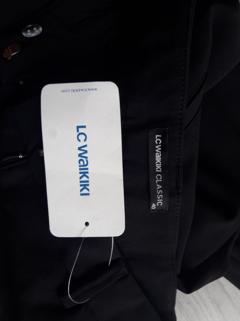 Дънки и черен панталон от LC WAIKIKI