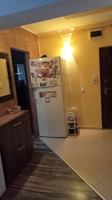 Închiriez apartament cu două camere.