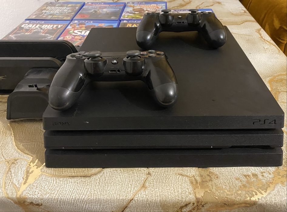 PS4 Pro 1TB + 2 контролера + охлаждаща стойка с зарядно + 7 игри