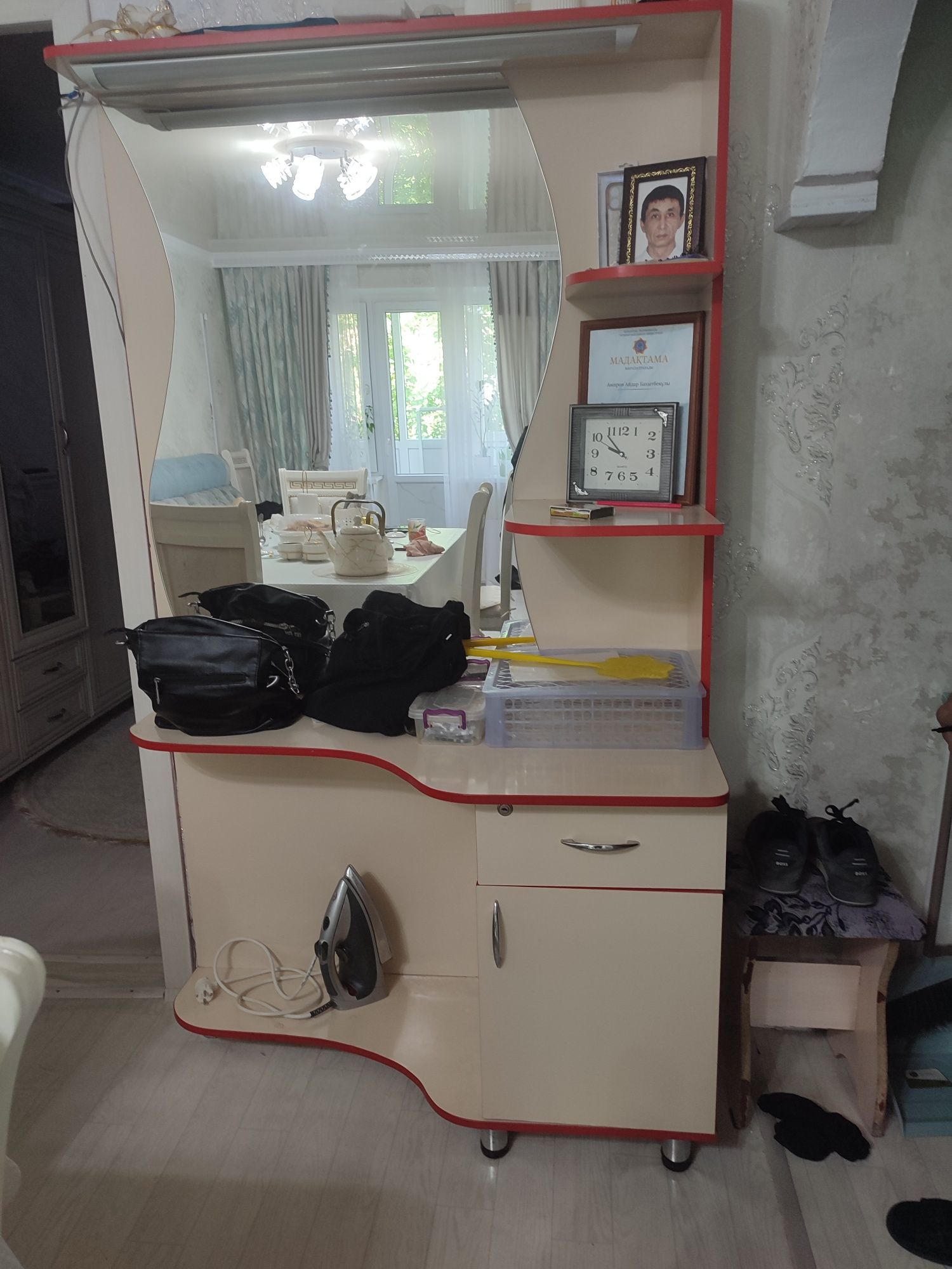 Продается шкаф для парихмахеров , можно для дома. В отличном состоянии