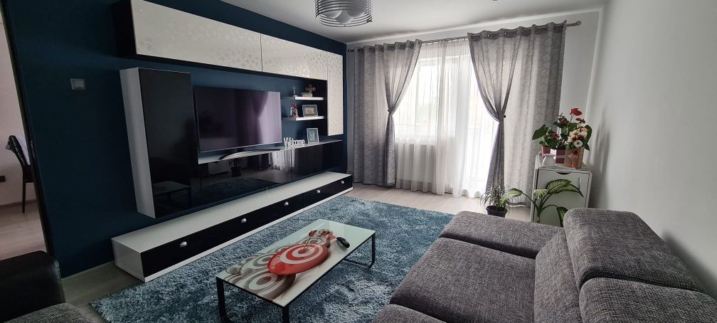 Vand apartament decomandat cu 4 camere