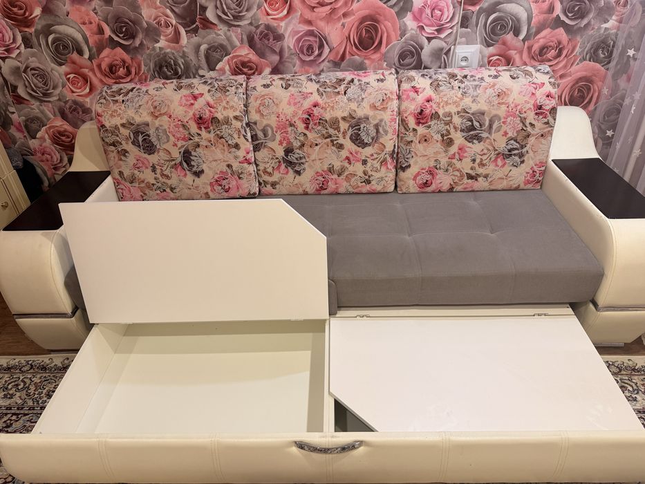 Диван с подушками б/у