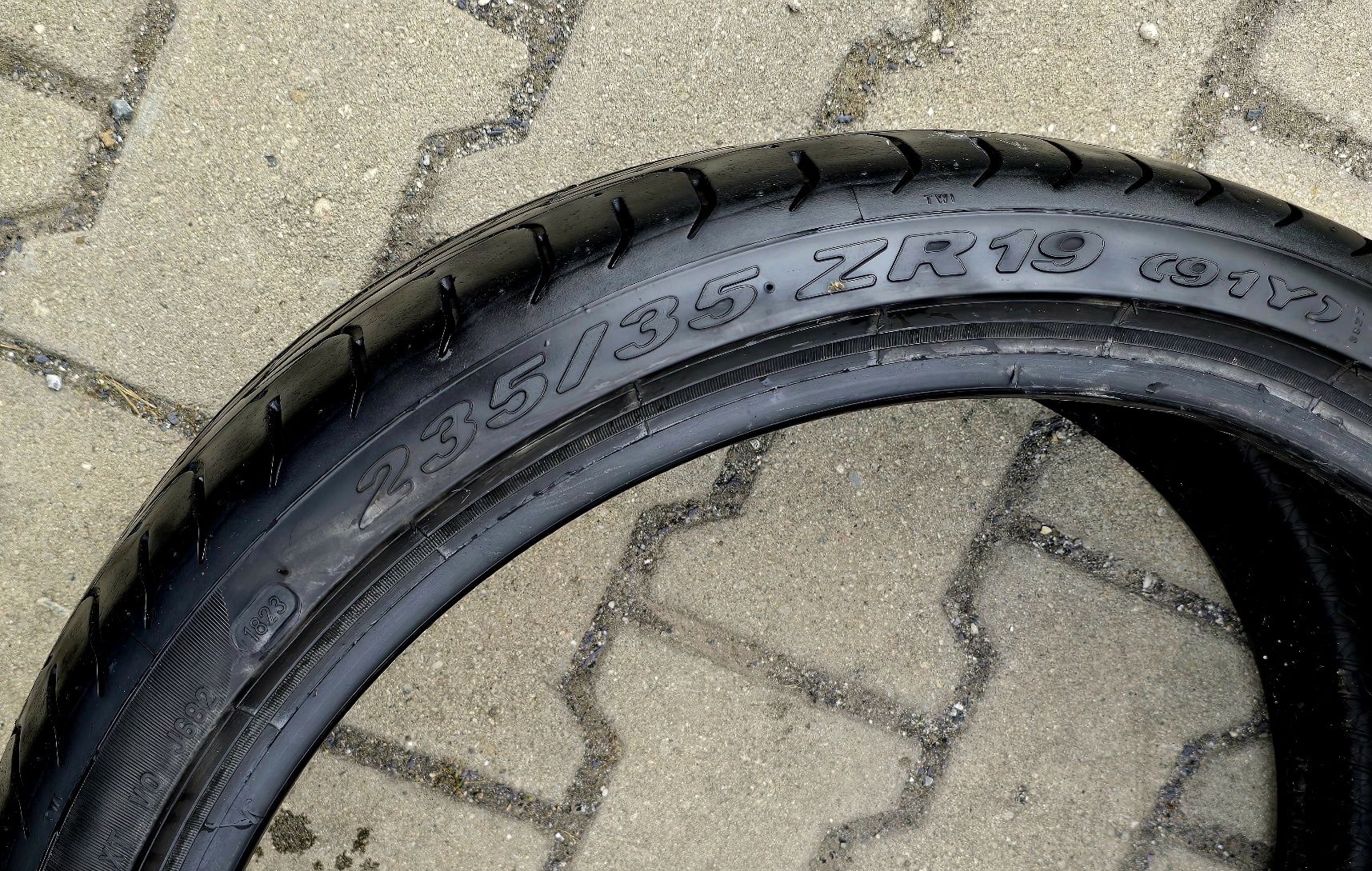 235 35 19 Pirelli