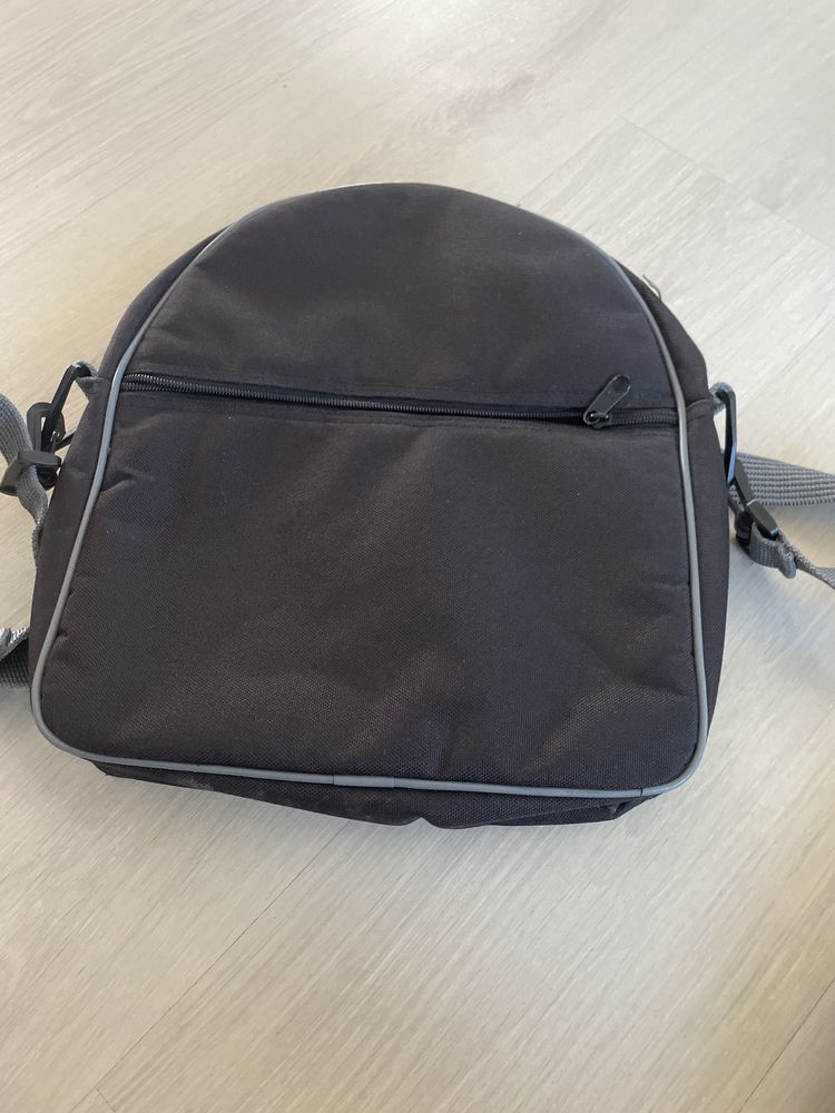 Vand rucsac si genti de umar frumoase.