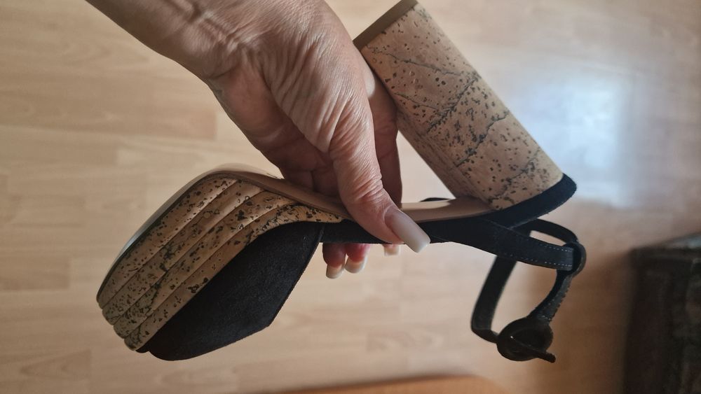 Vând sandale elegante , sunt noi, la prețul de 1000 lei( cel de
