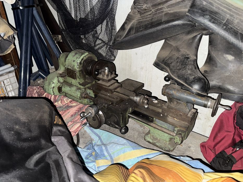 Токарный станок в рабочем состоянии