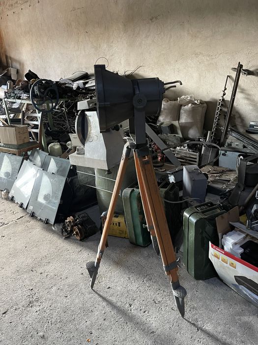 Lampadar, lampa, veioza-reflector, proiector teatru