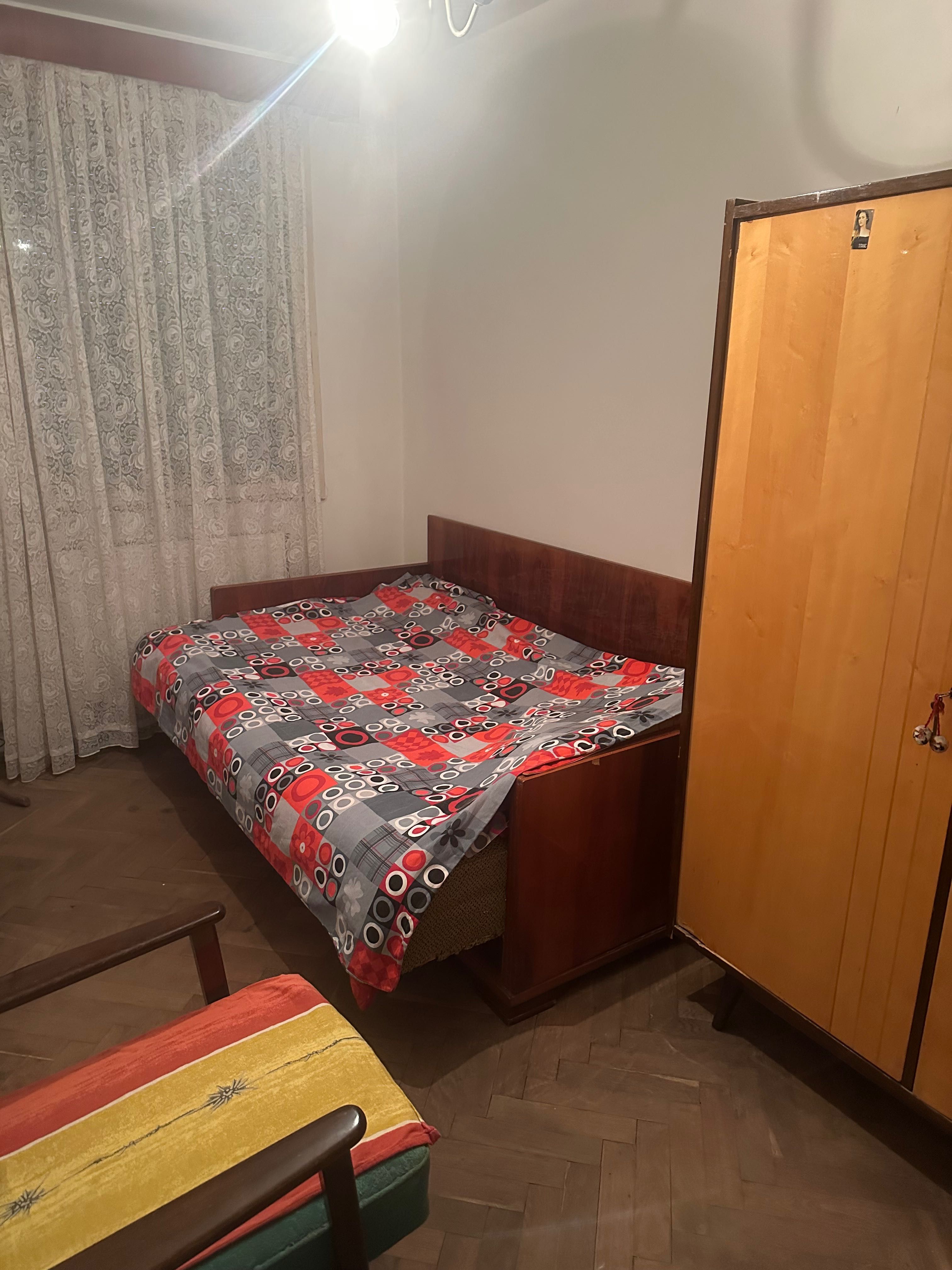 Vând apartament 3 camere, semidecomandat, etaj 4/4 ,Alexandria