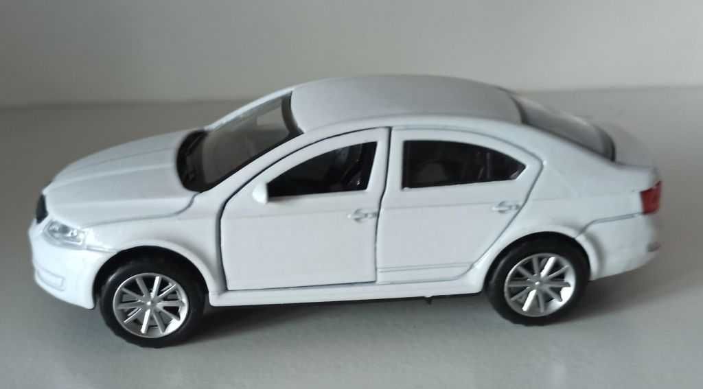 Macheta Skoda Octavia 3 Sedan alb - TechnoPark 1/32