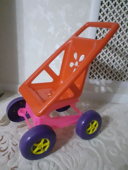 Детская игрушечная коляска