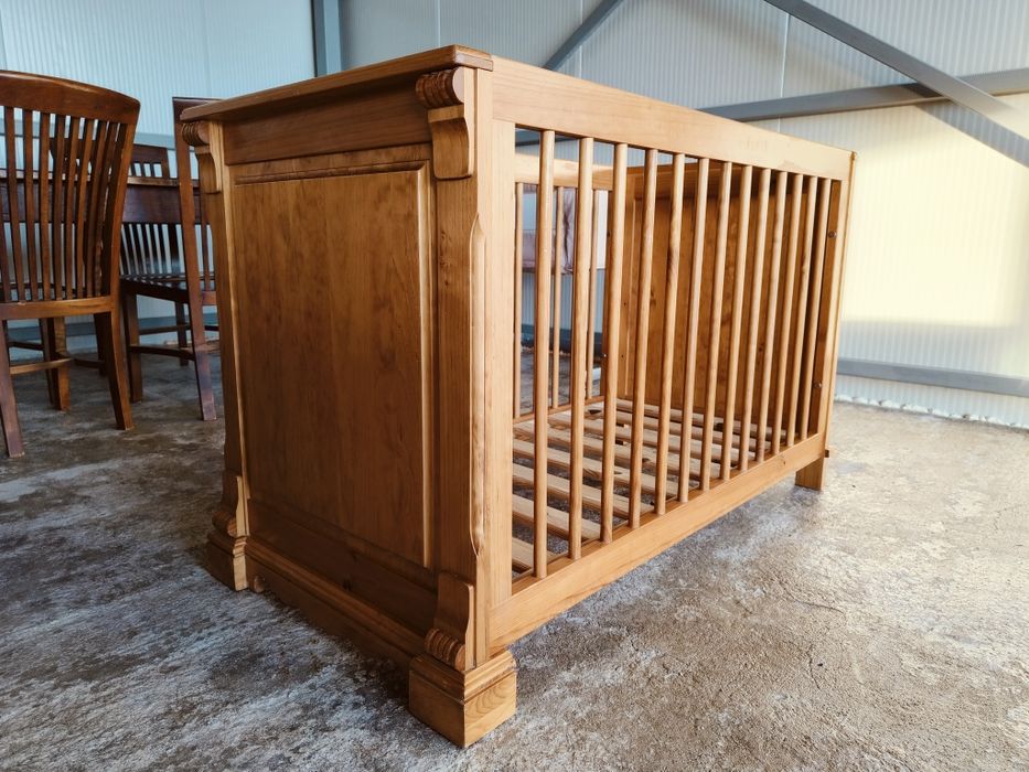 Дървено бебешко легло с три степени на матрака