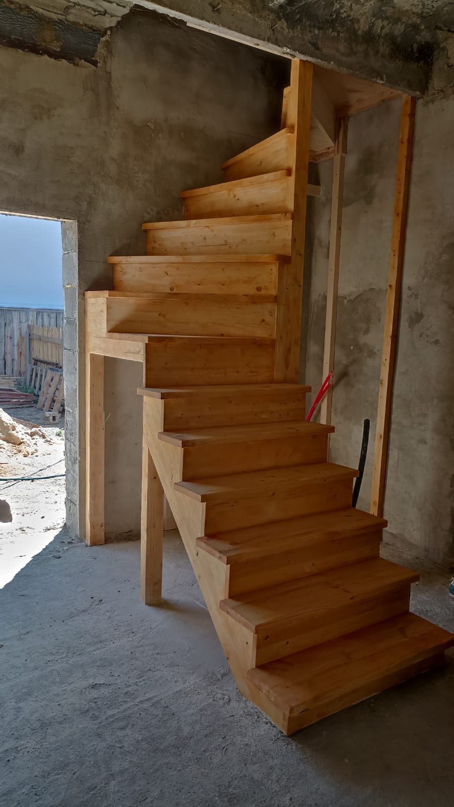 Изготовление и установка лестниц из металлокаркас и дерева