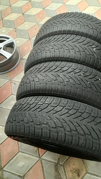 Vând 4 anvelope de iarna 225 65 r17 NOKIAN