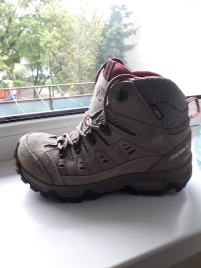 Vand bocanci de munte,marca Tecnica noi ,cu talpă Vibram,mărimea 36