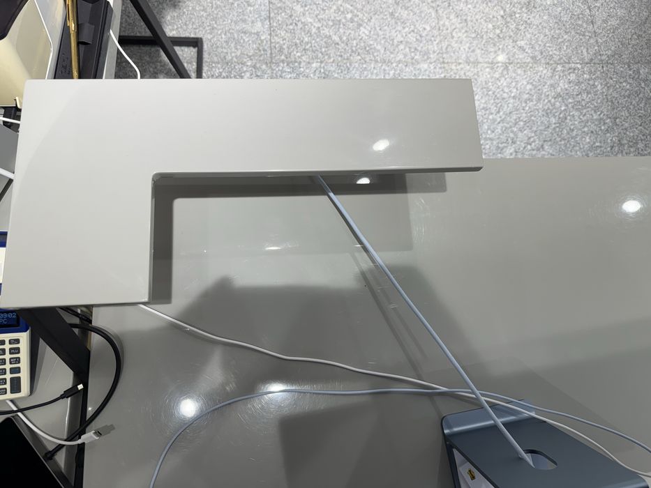 Birou modern cadru metalic mat si blat MDF lucios