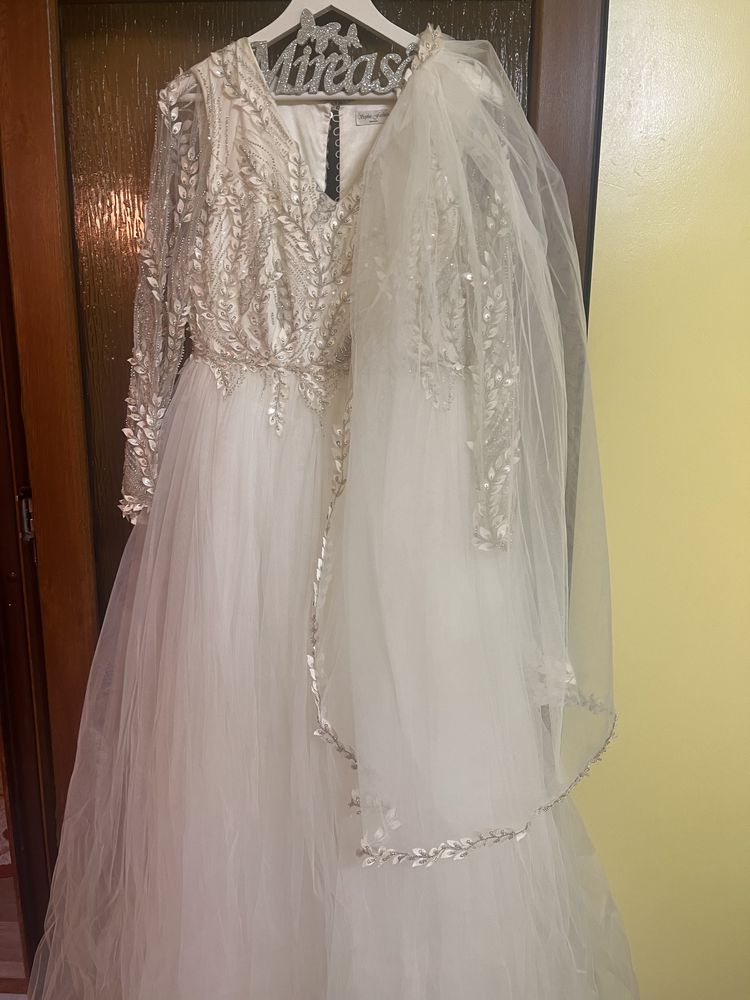 rochie de mireasa cu voal si umeras