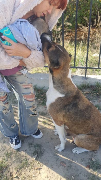 Добрая девочка с ее малышом сыном .