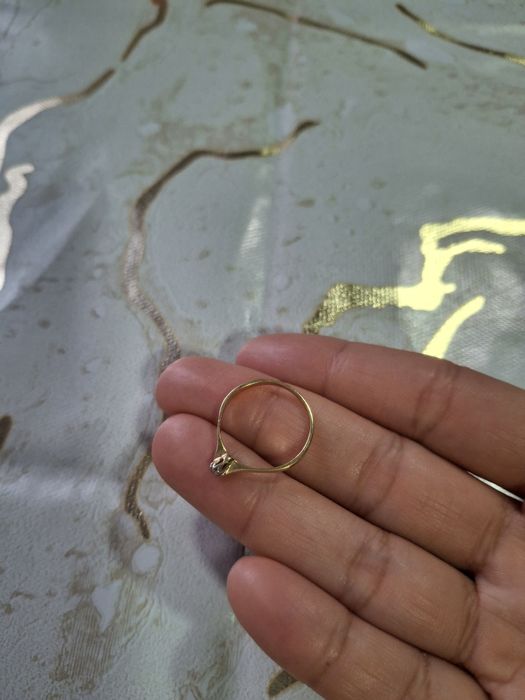 Продам золотое кольцо с бриллиантом