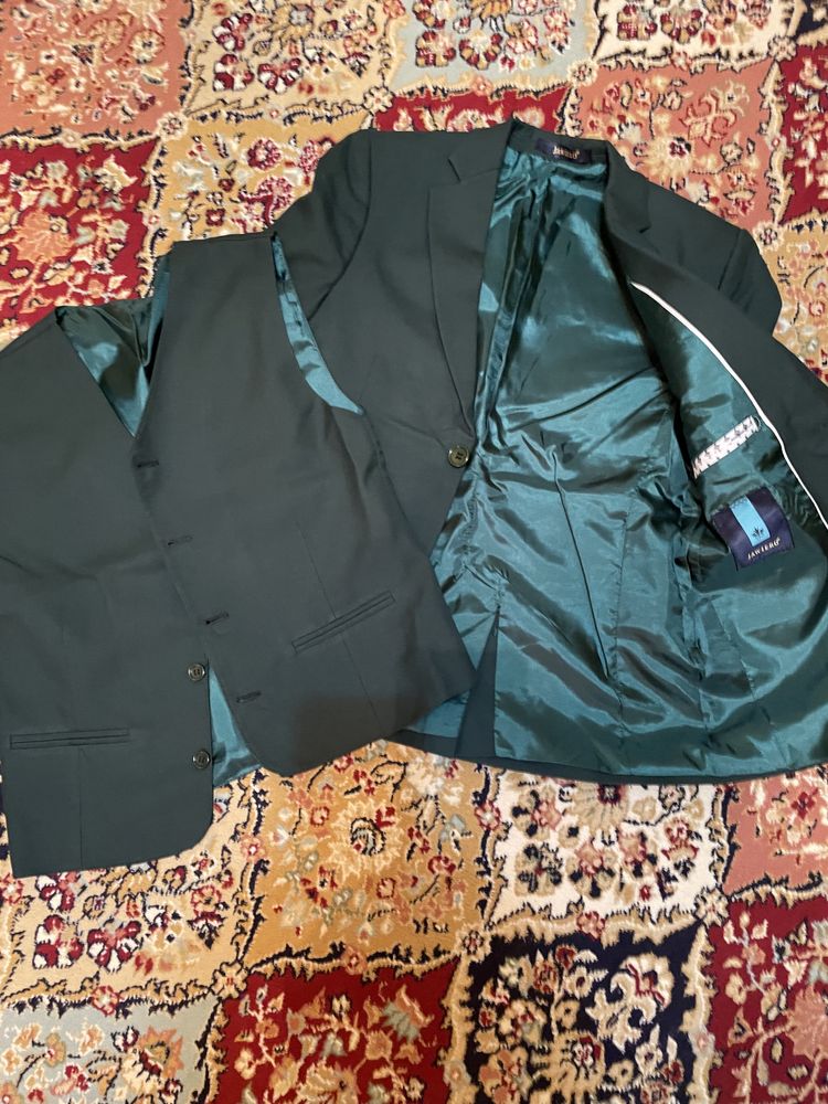 Продам пиджак и жакет зеленого цвета почти новый на школьника в отличн