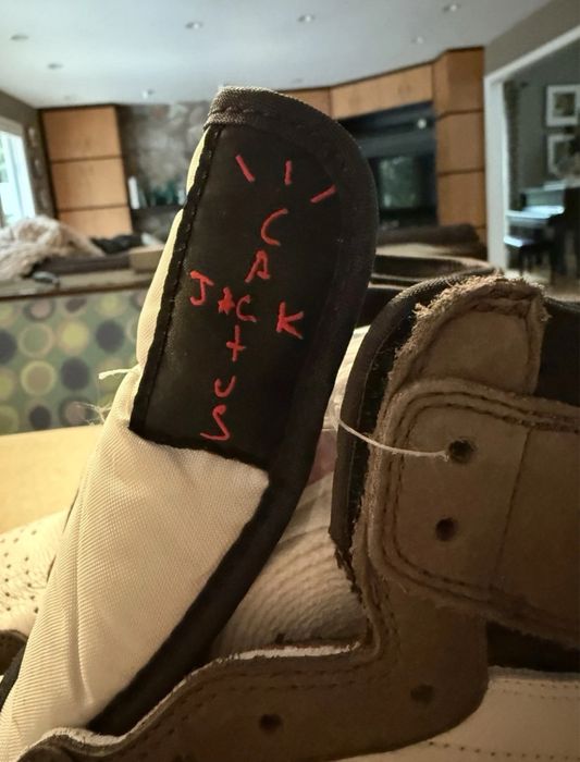 Travis Scott Dark Mocha Nike Jordan 1 Adidasi
