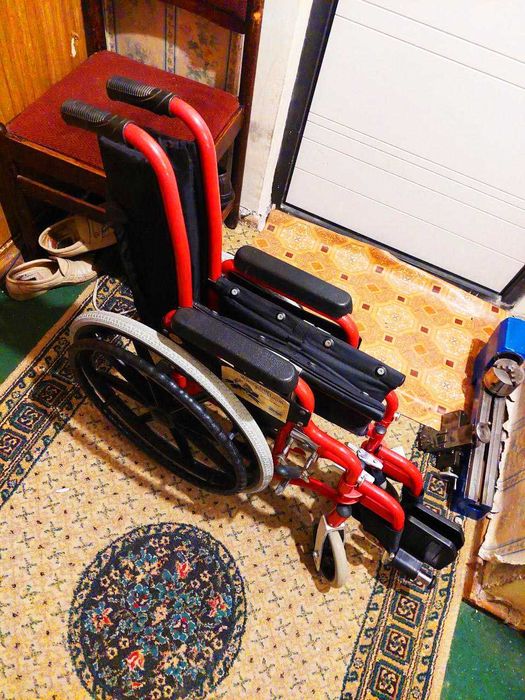 Продам новую американскую детскую инвалидную коляску