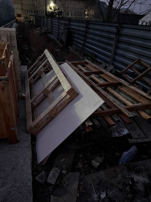 Дрова пару поддонов много панелей который можно  как дрова отдам даром