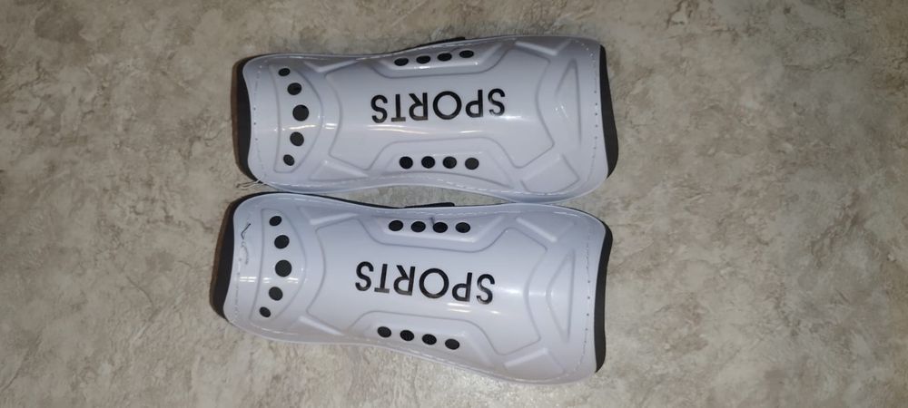 Футбольные щитки на ноги